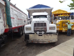 Mack R Model 8x4