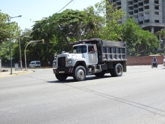 Mack R Model 4x2 