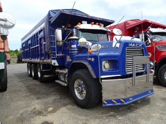 Mack R Model 8x4