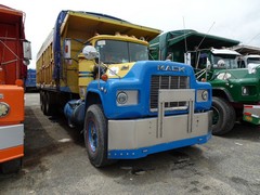 Mack R Model 8x4