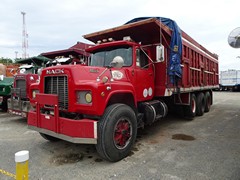 Mack R Model 8x4