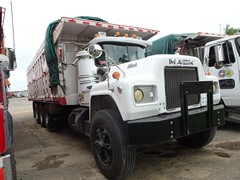 Mack R Model 8x4